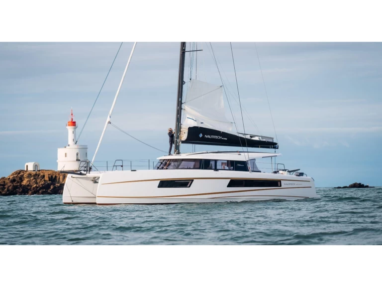 Alquiler de embarcaciones Nautitech Nautitech 48 Open enLávrio en Samboat