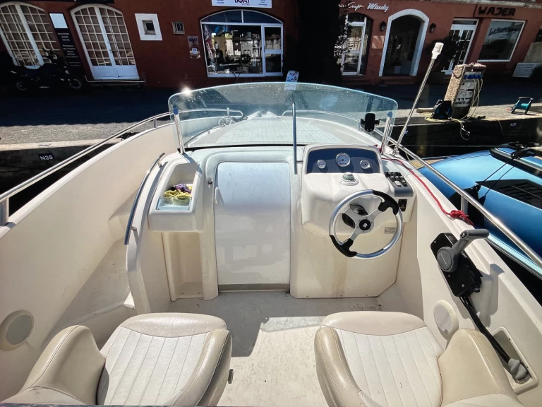 Alquiler de Rio Rio 650 Day Cruiser en Nice