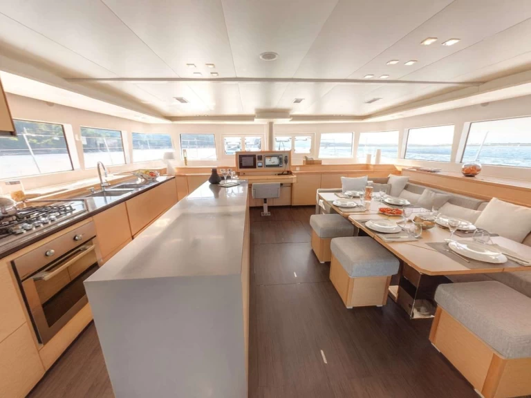 Alquiler de Yate de lujo, con o sin patrón Lagoon Álimos