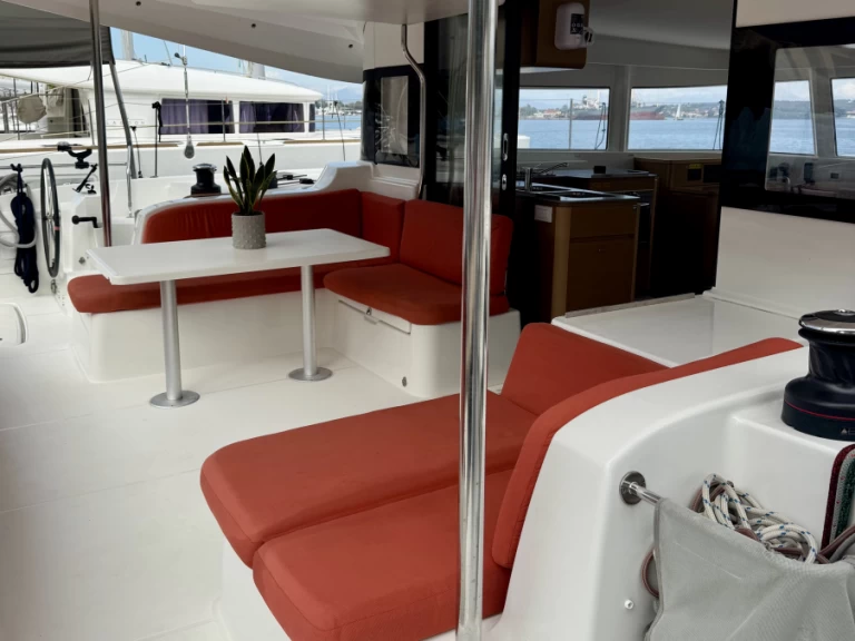 Excess Excess 14 de alquiler a Préveza