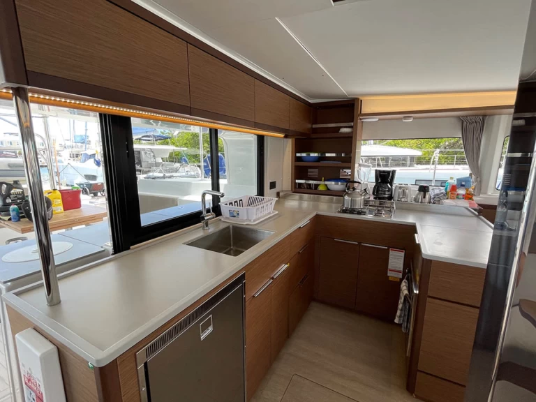 Alquiler de Catamarán, con o sin patrón Lagoon Álimos
