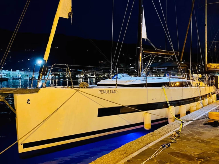 Alquiler de barcos Álimos barato de Oceanis Yacht 62