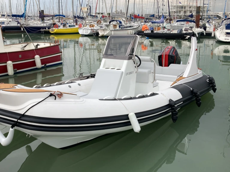 Alquiler de Adrieti Super Luc 660 en La Rochelle