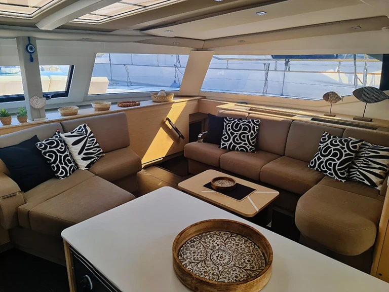 Alquiler de Fountaine Pajot Aura 51 en Néa Péramos