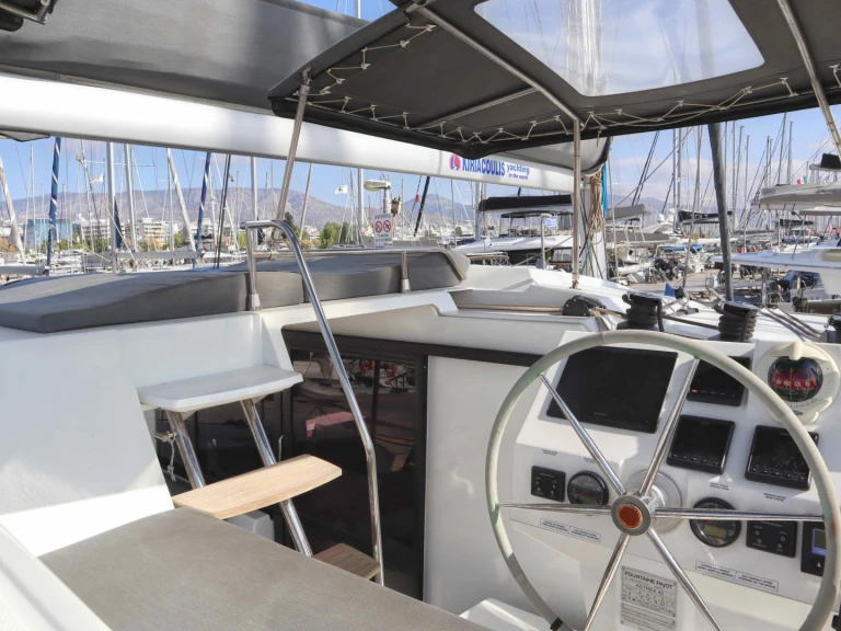 Alquiler de embarcaciones Fountaine Pajot Astrea 42 enNéa Péramos en Samboat