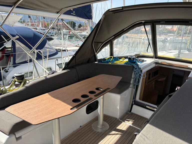 Alquiler de barcos Furnari barato de Dufour 48