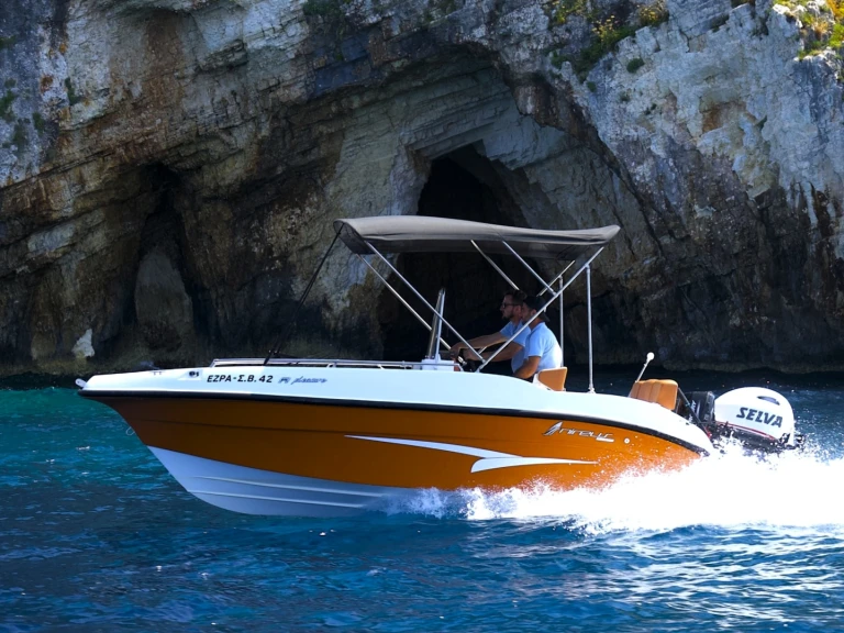 Alquiler de embarcaciones Nireus Ω53 enPsaroú en Samboat