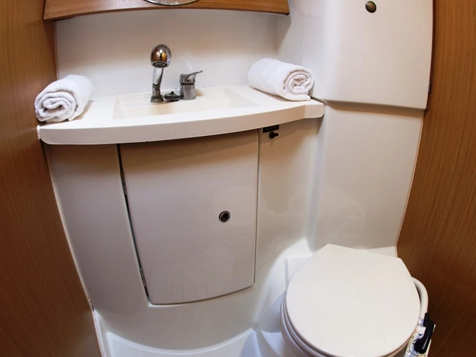 Alquiler de embarcaciones Jeanneau Sun Odyssey 42i enNéa Péramos en Samboat