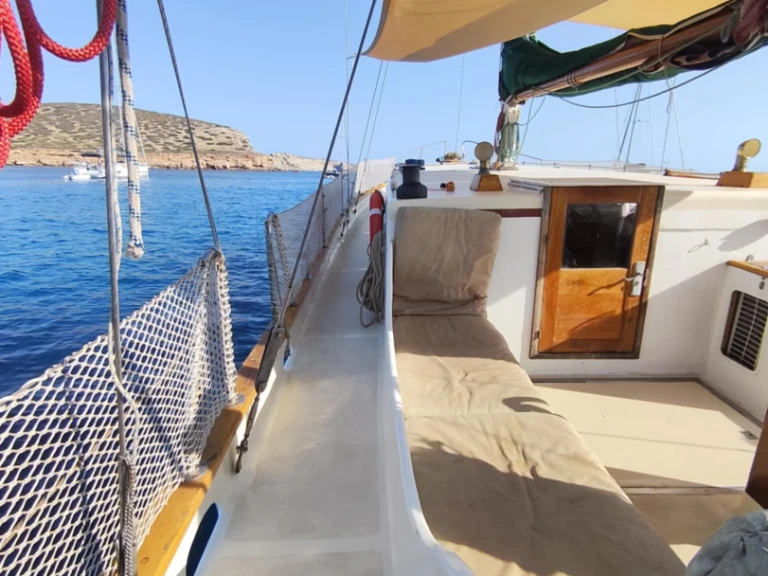 Custom Ketch de alquiler a Sant Antoni de Portmany