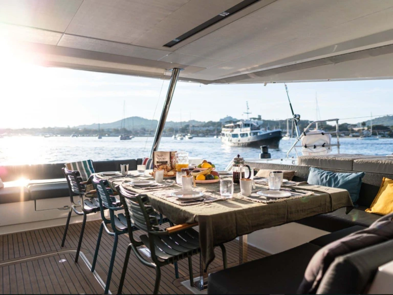 Alquiler de embarcaciones Fountaine Pajot Samana 59 enCogolin en Samboat