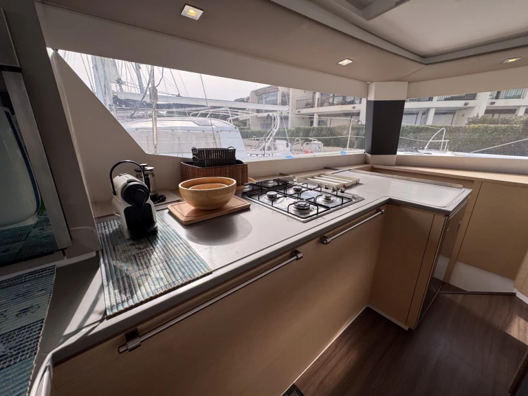 Alquiler de embarcaciones Fountaine Pajot Saba 50 enCogolin en Samboat