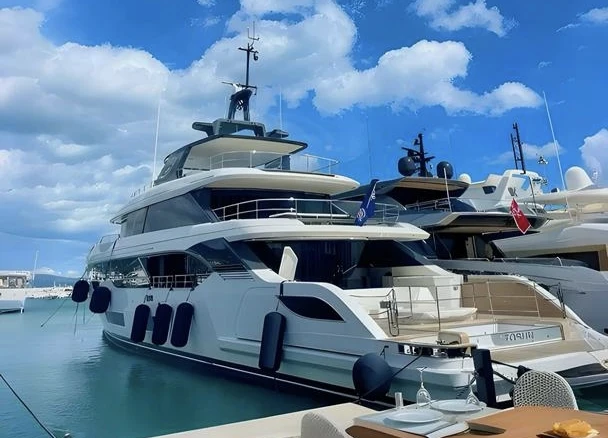 Alquiler de Benetti Yachts (Italie Oasis 40M en Francia