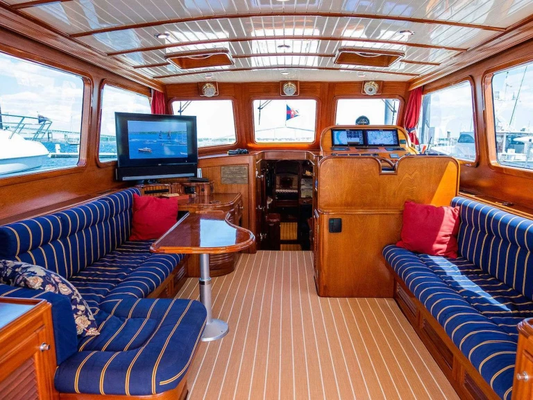 Alquiler de barcos Newport barato de GEM 64