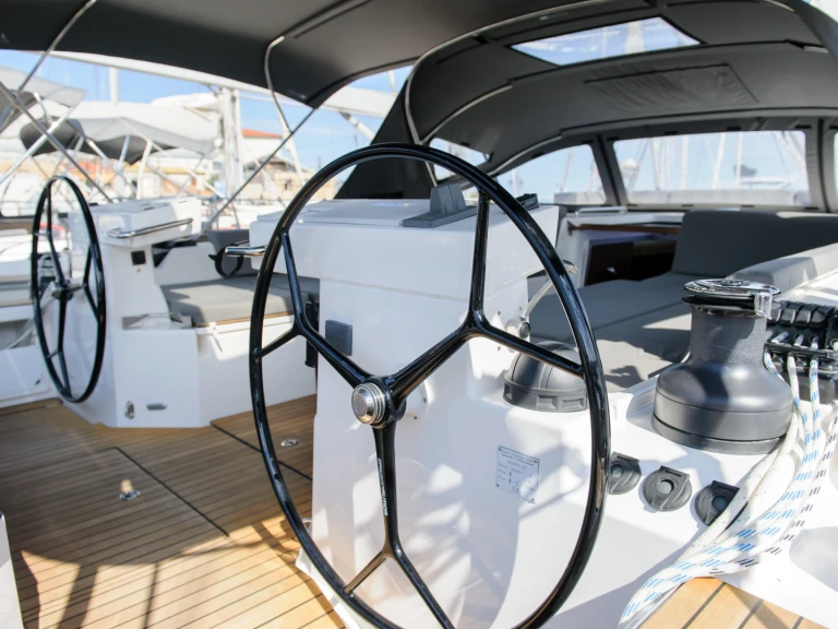 Alquiler de Bavaria Bavaria C57 en Néa Péramos