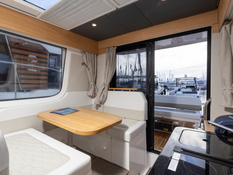 Alquiler de Nimbus Nimbus Commuter C11 en Split