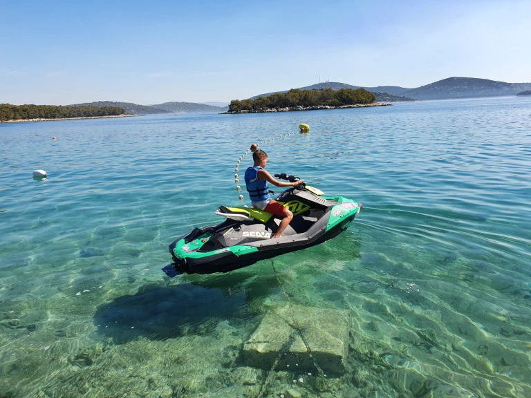 Alquiler de barcos Jezera barato de Spark