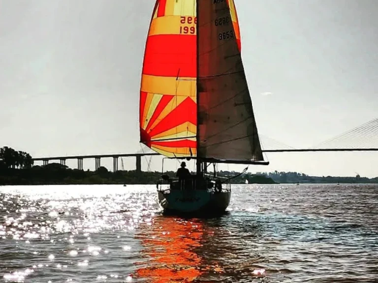 Alquiler Velero Custom Made con o sin  título de navegación