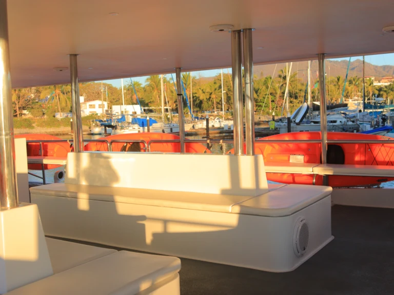 Custom Made Mega Catamaran 100-30 FT de alquiler a Puerto Vallarta