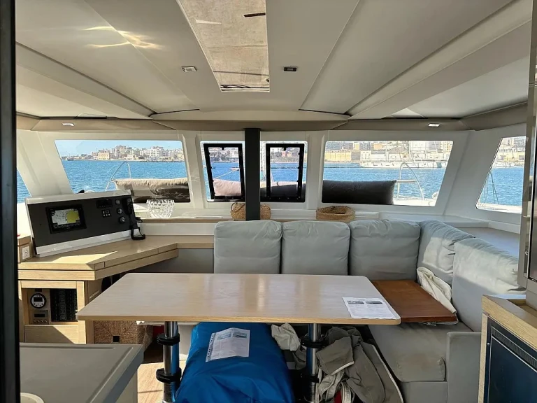 Alquiler de Fountaine Pajot Lucia 40 en Carloforte