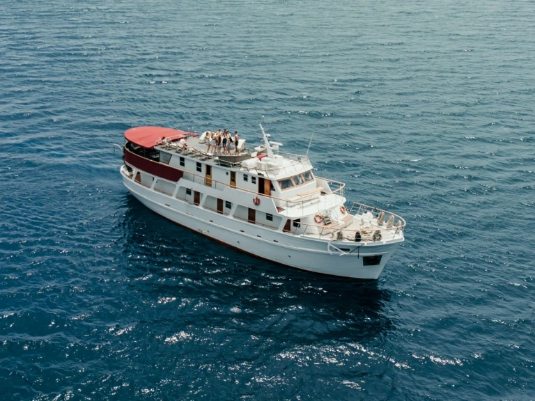 Betina Wooden Boat de alquiler a Omiš