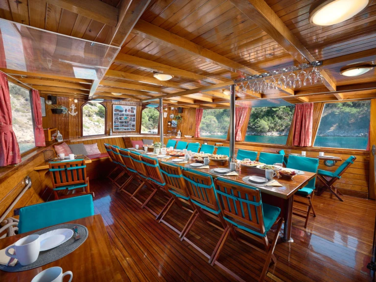 Alquiler Yate de lujo Custom con o sin  título de navegación