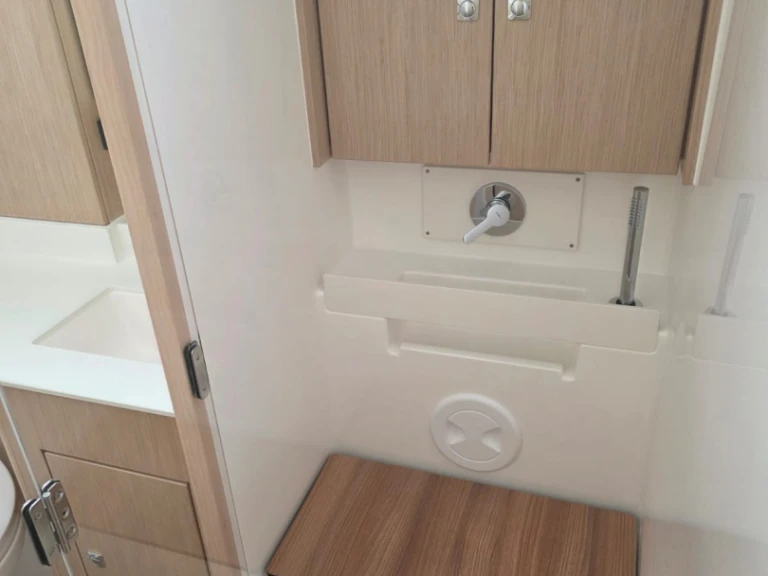 Alquiler de Bavaria Bavaria C57 en Volos