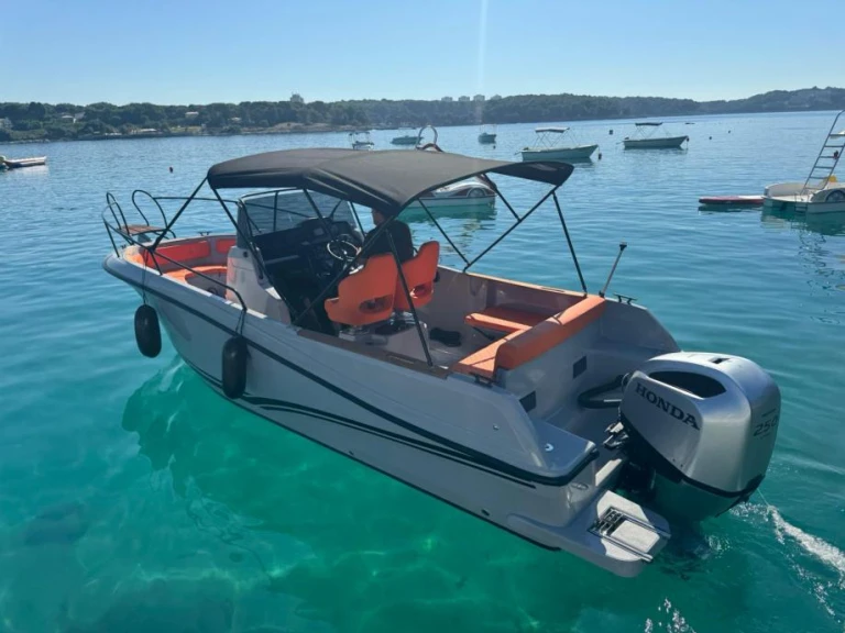 Jeanneau 755 de alquiler a Makarska