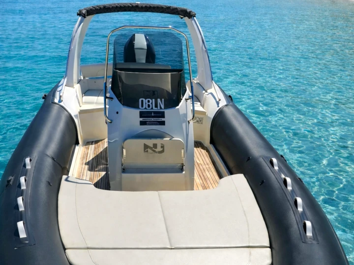 Alquiler Neumática Nuova Jolly con o sin  título de navegación