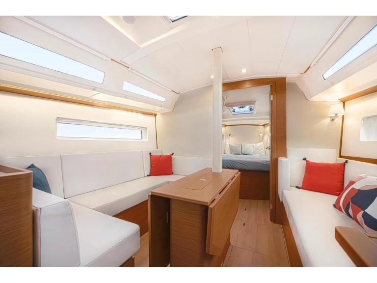 Jeanneau Sun Odyssey 380 de alquiler a Salerno
