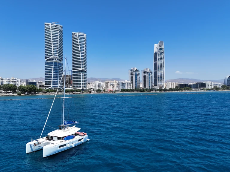 Catamarán para alquilar Limassol Marina al mejor precio