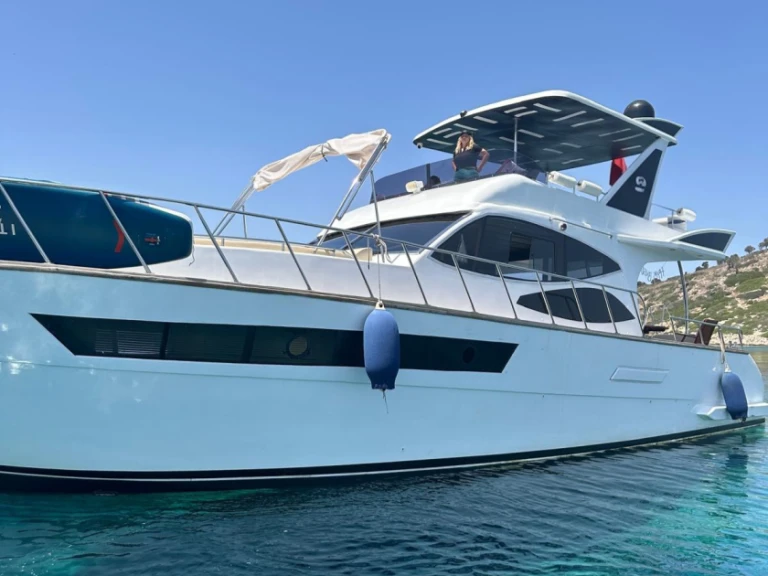 Alquiler Yate de lujo Custom Made con o sin  título de navegación