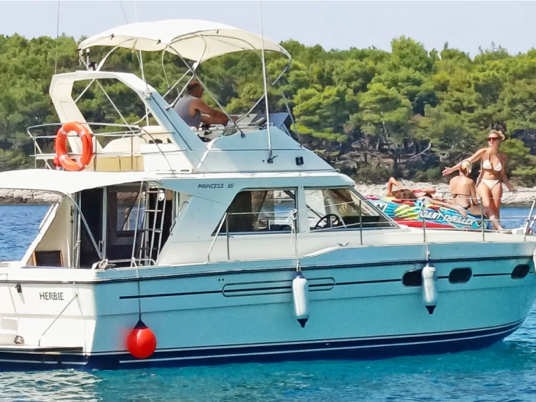 Alquiler de barcos Mali Lošinj barato de Princess 35 Fly