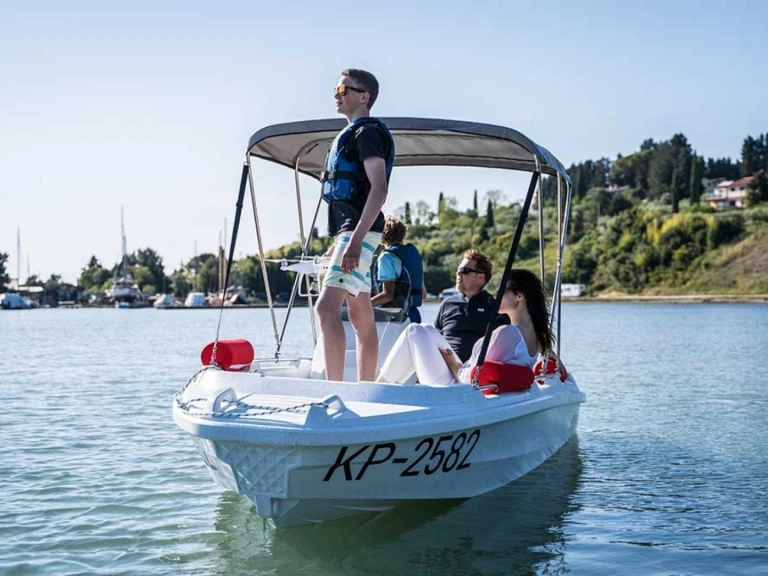Alquiler de embarcaciones ROTO 450s Family enMarsella en Samboat