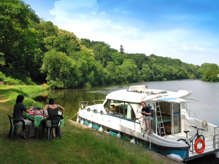 Alquiler de Nicols Yacht Nicols Sedan 1170 en Grez-Neuville