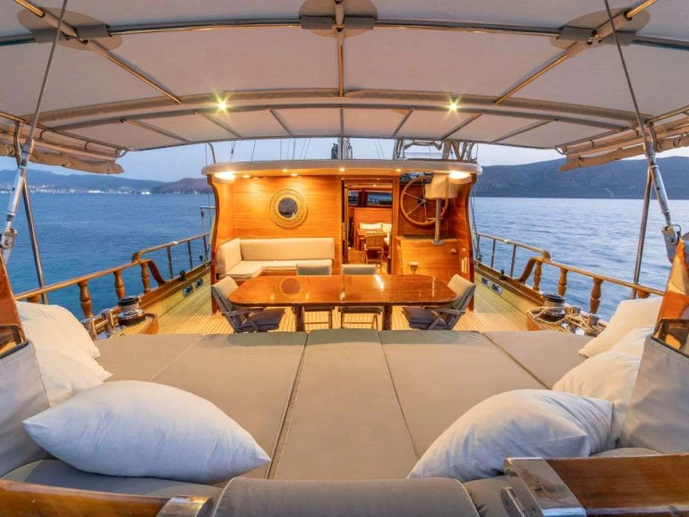 Alquiler Yate de lujo Custom con o sin  título de navegación