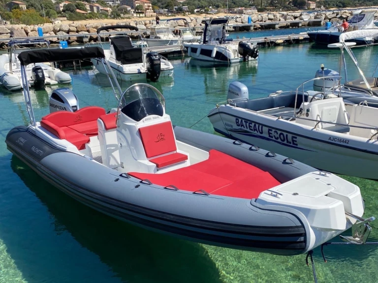 Alquiler de embarcaciones Fanale marine  FANALE 700 FALCHETTU enPorto Pollo en Samboat