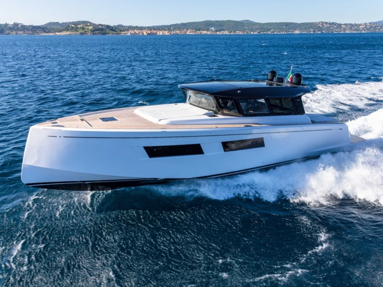 Alquiler de Yate de lujo, con o sin patrón Pardo Yachts Saint-Tropez