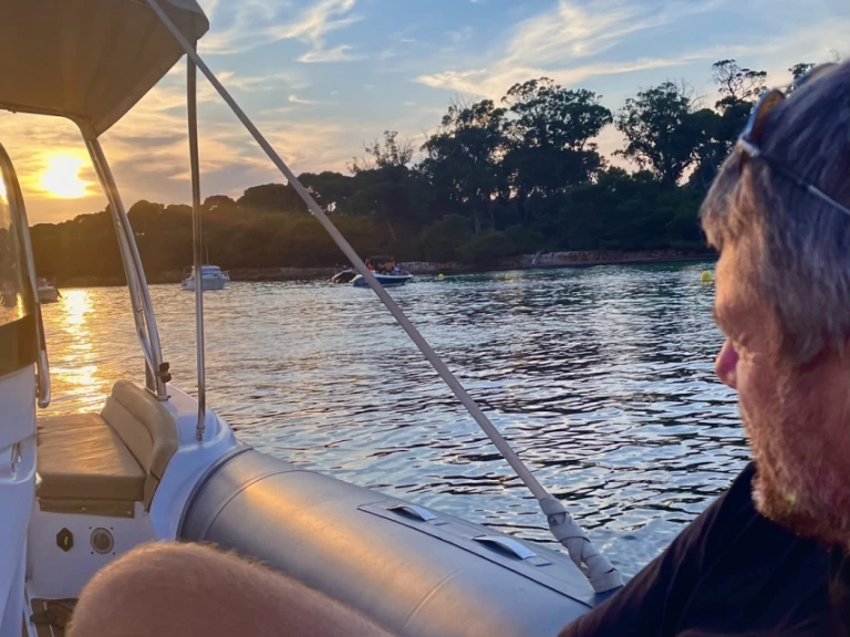 Alquiler de Jeanneau CAP CAMARAT en Antibes