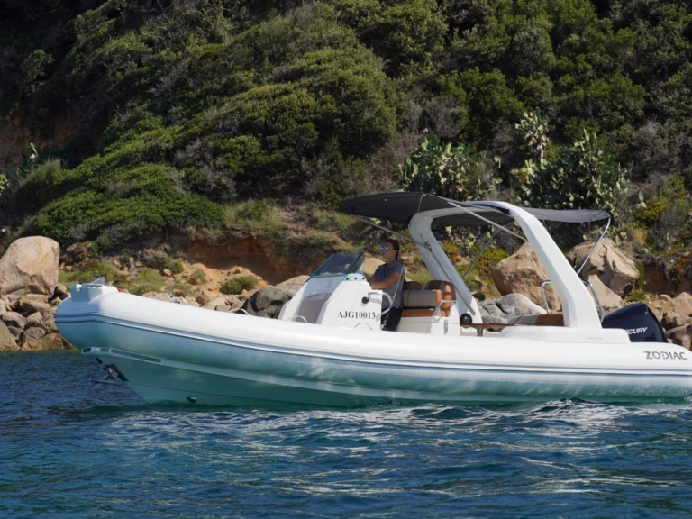 Zodiac MEDLINE 750 de alquiler a Propriano