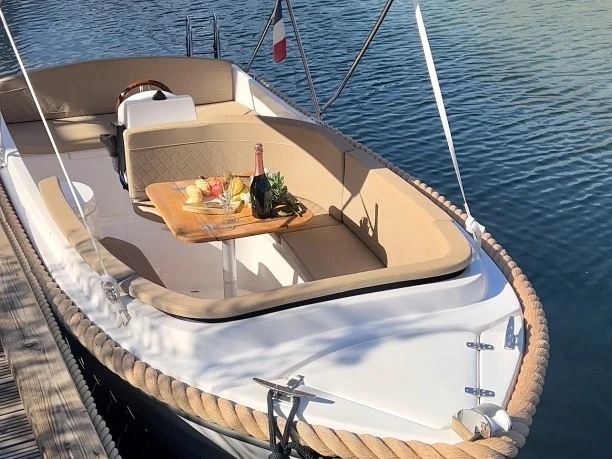 Alquiler de embarcaciones SZKUTNICZY ZAKLAD KRUGER DELTA EE 485 enMandelieu-la-Napoule en Samboat