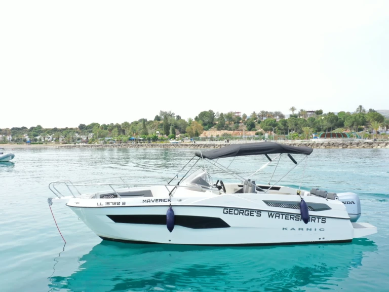 Alquiler de embarcaciones Karnic KARNIC 701 SL enLatchi en Samboat