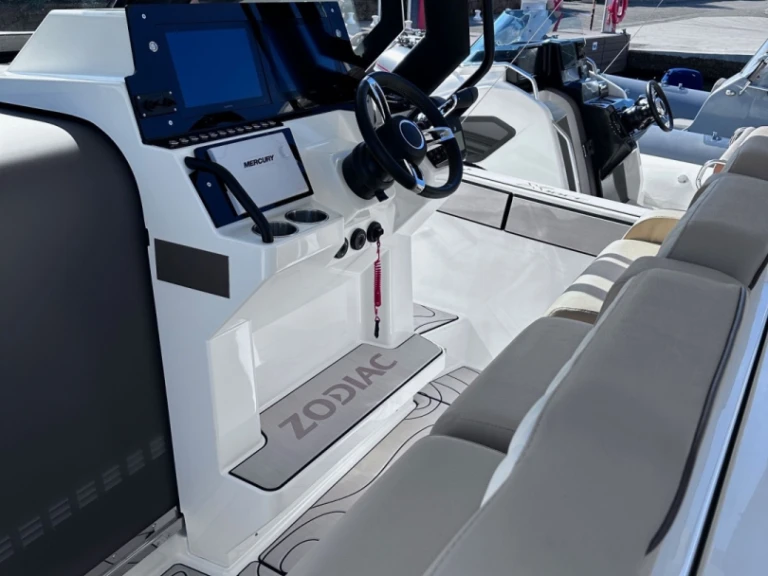 Alquiler Neumática Zodiac con o sin  título de navegación