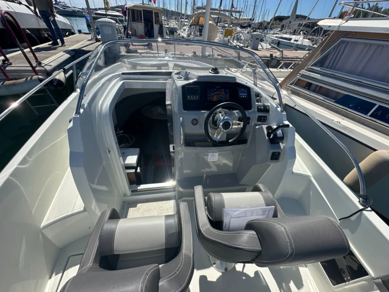 Alquiler de Jeanneau Cap Camarat 7.5 WA Serie 2 en Cogolin