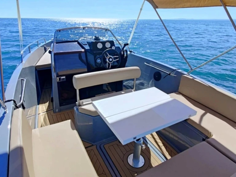 Alquiler de embarcaciones Nuva Nuva M6 Open enSaint-Raphaël en Samboat