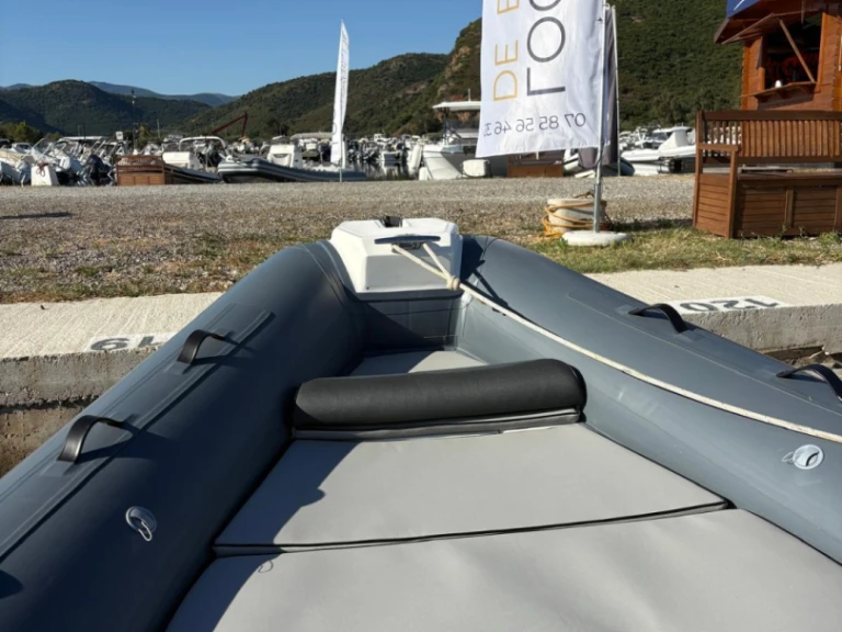 Alquiler Neumática Lomac con o sin  título de navegación