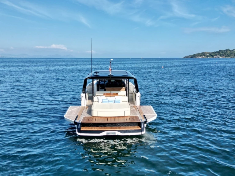Alquiler de embarcaciones Cranchi Cranchi A46 enSaint-Tropez en Samboat