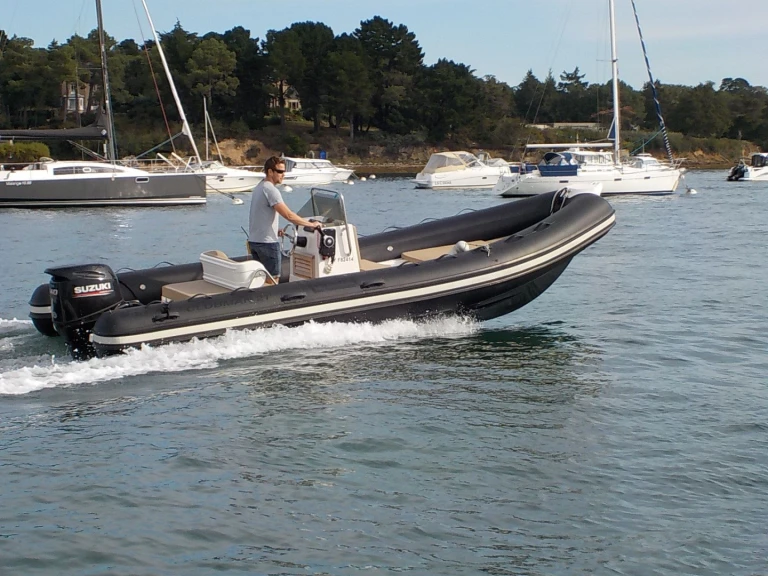 Alquiler de Neumática, con o sin patrón Joker Boat Arradon