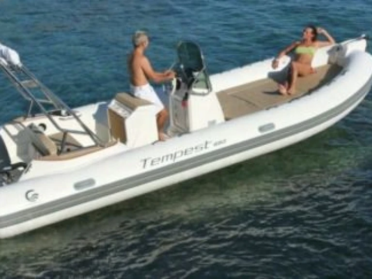 Alquiler de embarcaciones Capelli Tempest 650 enPortigliolo en Samboat