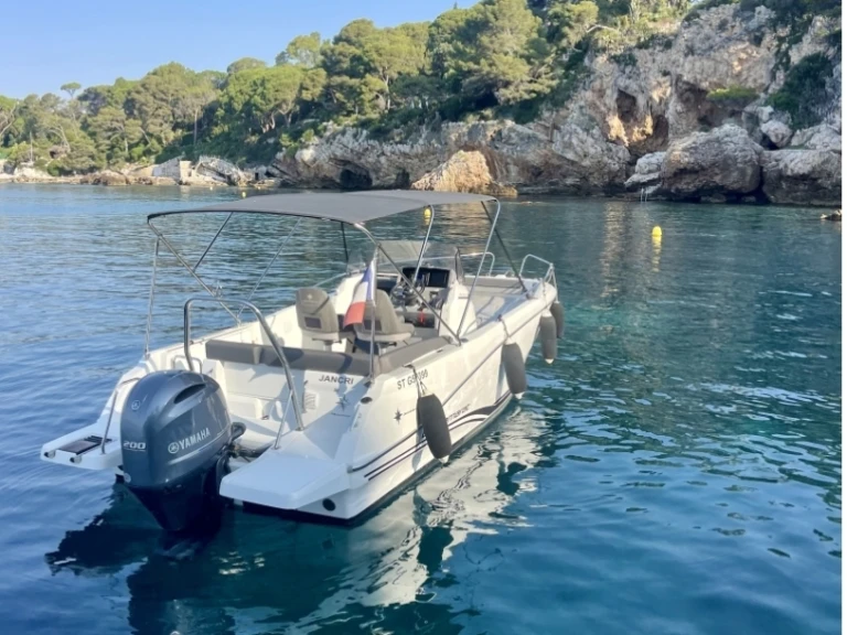 Alquiler de Jeanneau Cap Camarat 6.5 CC Serie 3 en Antibes