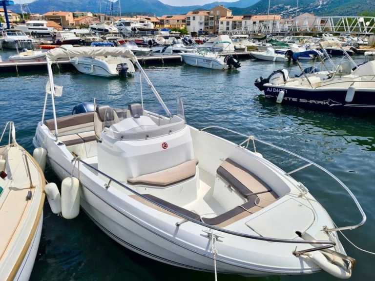 Alquiler de embarcaciones Jeanneau Cap Camarat 6.5 Style enSaint-Florent en Samboat